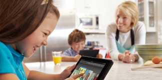 enfant qui joue avec une tablette