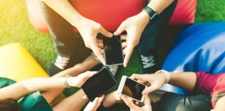 Ados smartphones